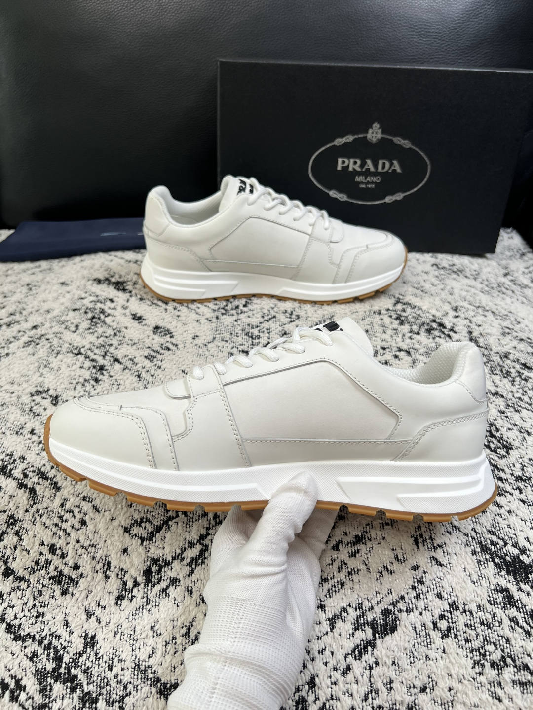 Prada  顶级工艺品，普拉达 专柜同步，原厂配置意大利进口牛皮拼布面料，进口牛皮内里垫，透气舒适，鞋底：原厂特供原版