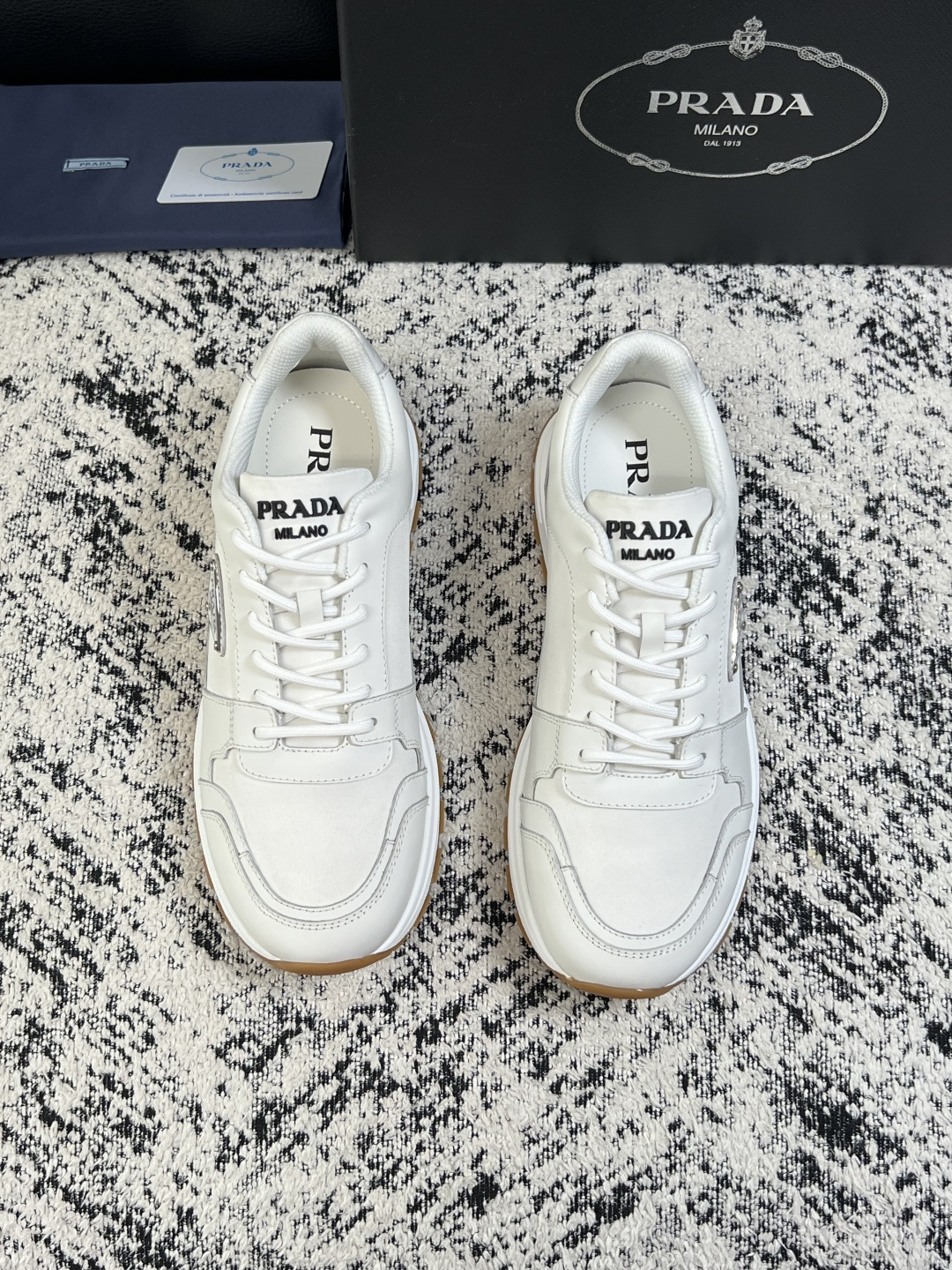 Prada  顶级工艺品，普拉达 专柜同步，原厂配置意大利进口牛皮拼布面料，进口牛皮内里垫，透气舒适，鞋底：原厂特供原版