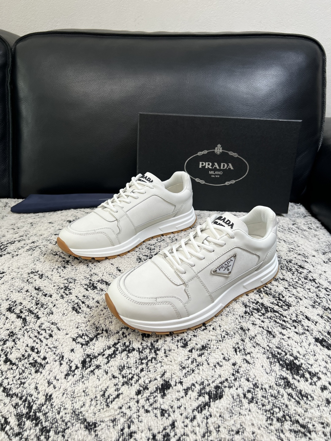 Prada  顶级工艺品，普拉达 专柜同步，原厂配置意大利进口牛皮拼布面料，进口牛皮内里垫，透气舒适，鞋底：原厂特供原版