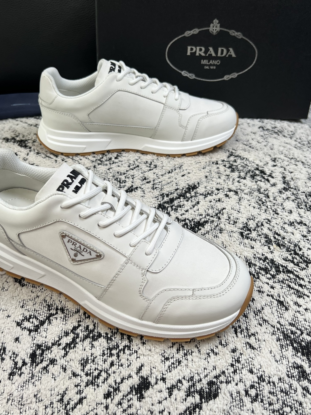 Prada  顶级工艺品，普拉达 专柜同步，原厂配置意大利进口牛皮拼布面料，进口牛皮内里垫，透气舒适，鞋底：原厂特供原版