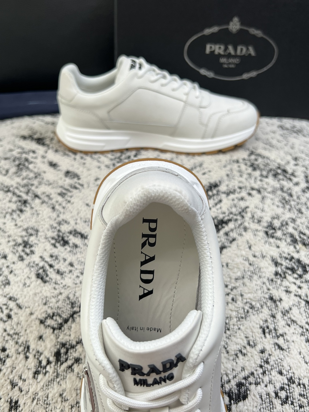 Prada  顶级工艺品，普拉达 专柜同步，原厂配置意大利进口牛皮拼布面料，进口牛皮内里垫，透气舒适，鞋底：原厂特供原版