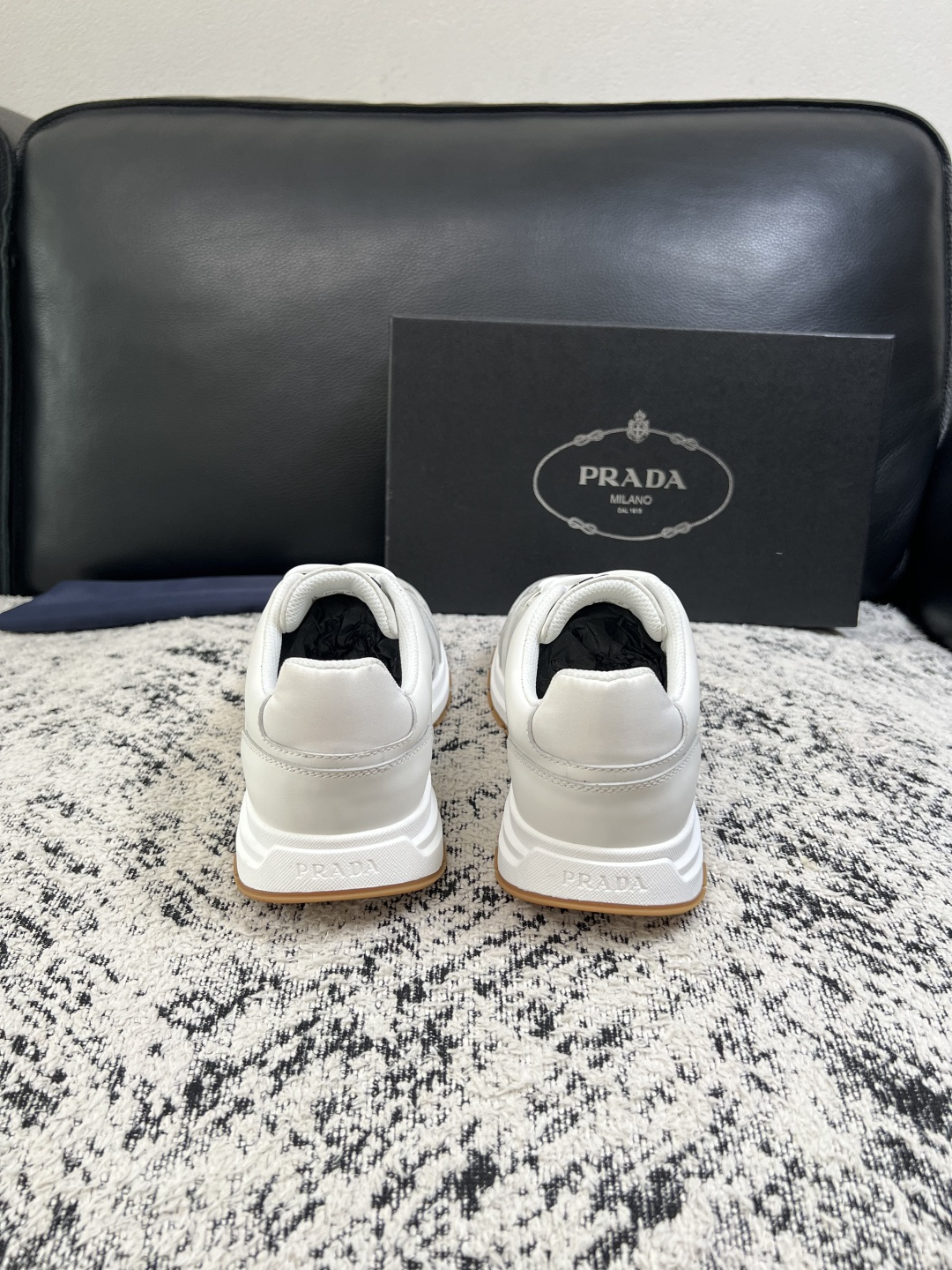 Prada  顶级工艺品，普拉达 专柜同步，原厂配置意大利进口牛皮拼布面料，进口牛皮内里垫，透气舒适，鞋底：原厂特供原版