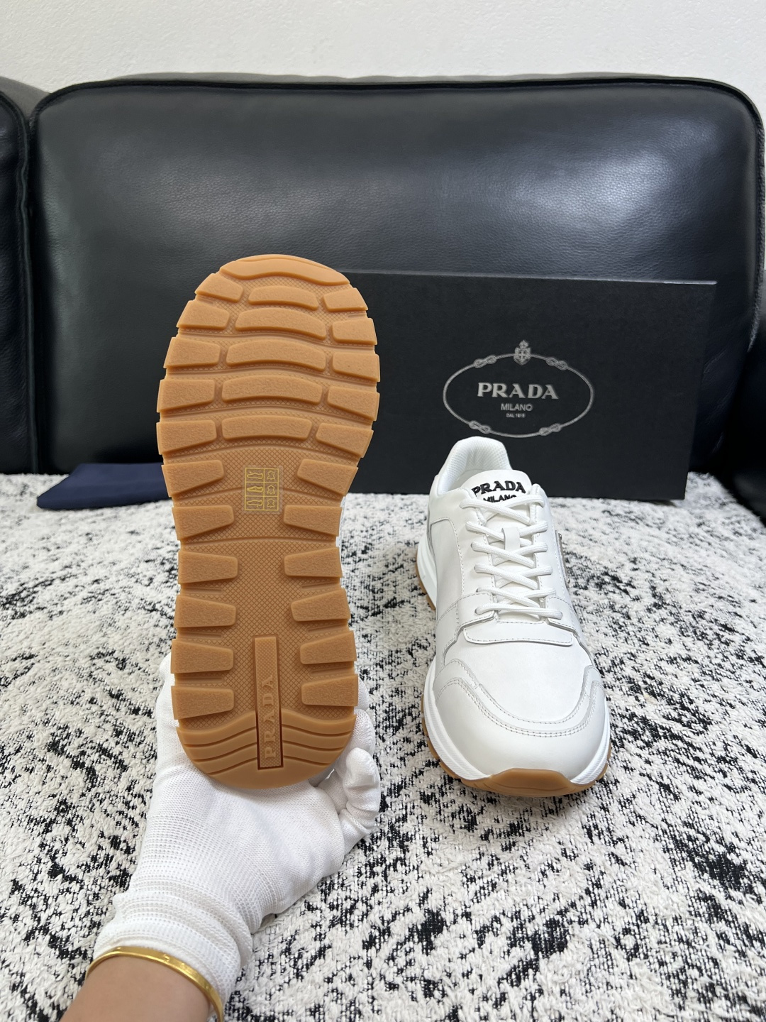 Prada  顶级工艺品，普拉达 专柜同步，原厂配置意大利进口牛皮拼布面料，进口牛皮内里垫，透气舒适，鞋底：原厂特供原版
