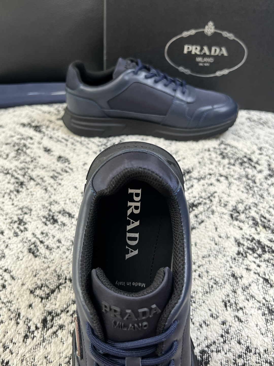 Prada  顶级工艺品，普拉达 专柜同步，原厂配置意大利进口牛皮拼布面料，进口牛皮内里垫，透气舒适，鞋底：原厂特供原版