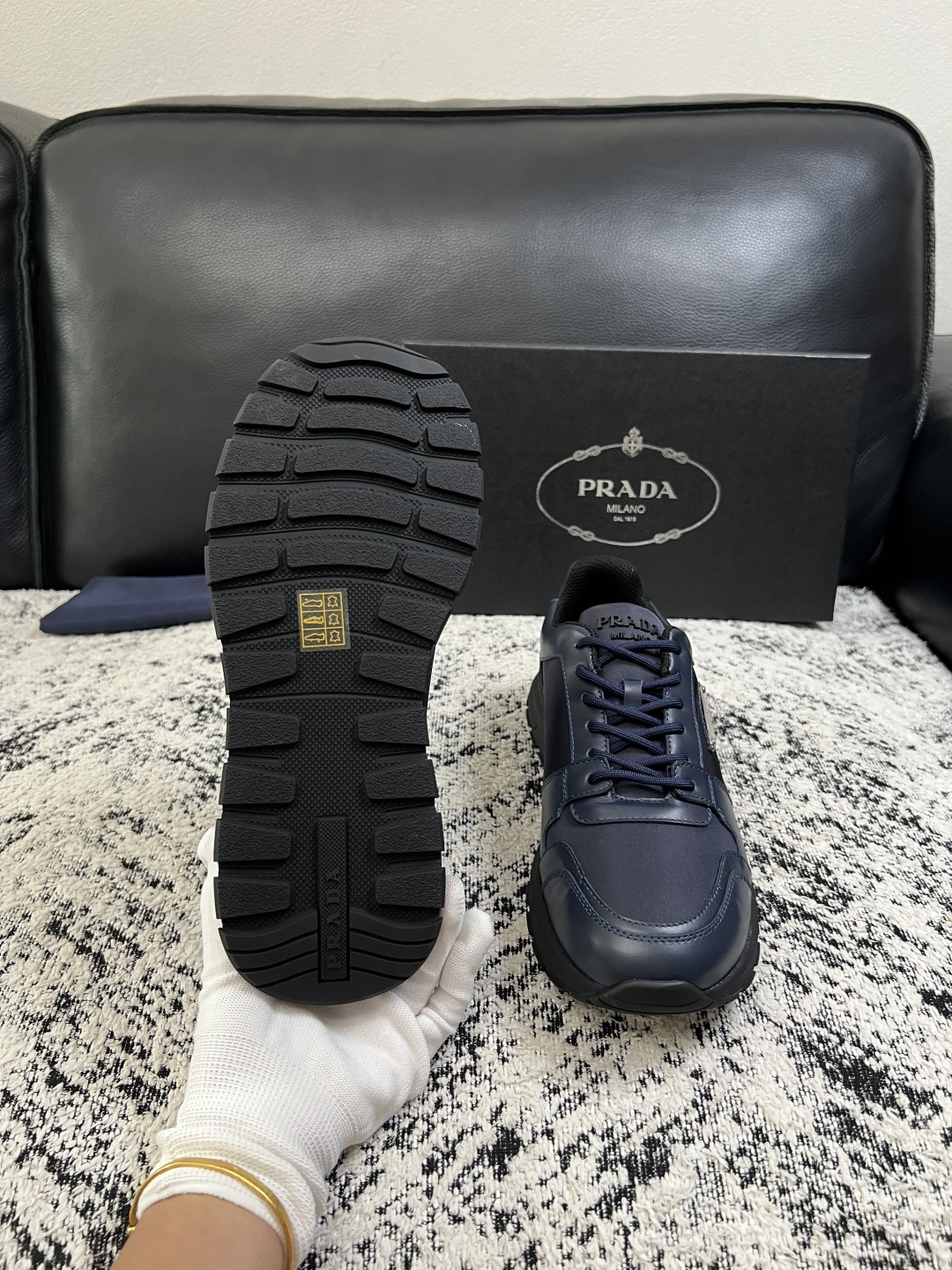 Prada  顶级工艺品，普拉达 专柜同步，原厂配置意大利进口牛皮拼布面料，进口牛皮内里垫，透气舒适，鞋底：原厂特供原版