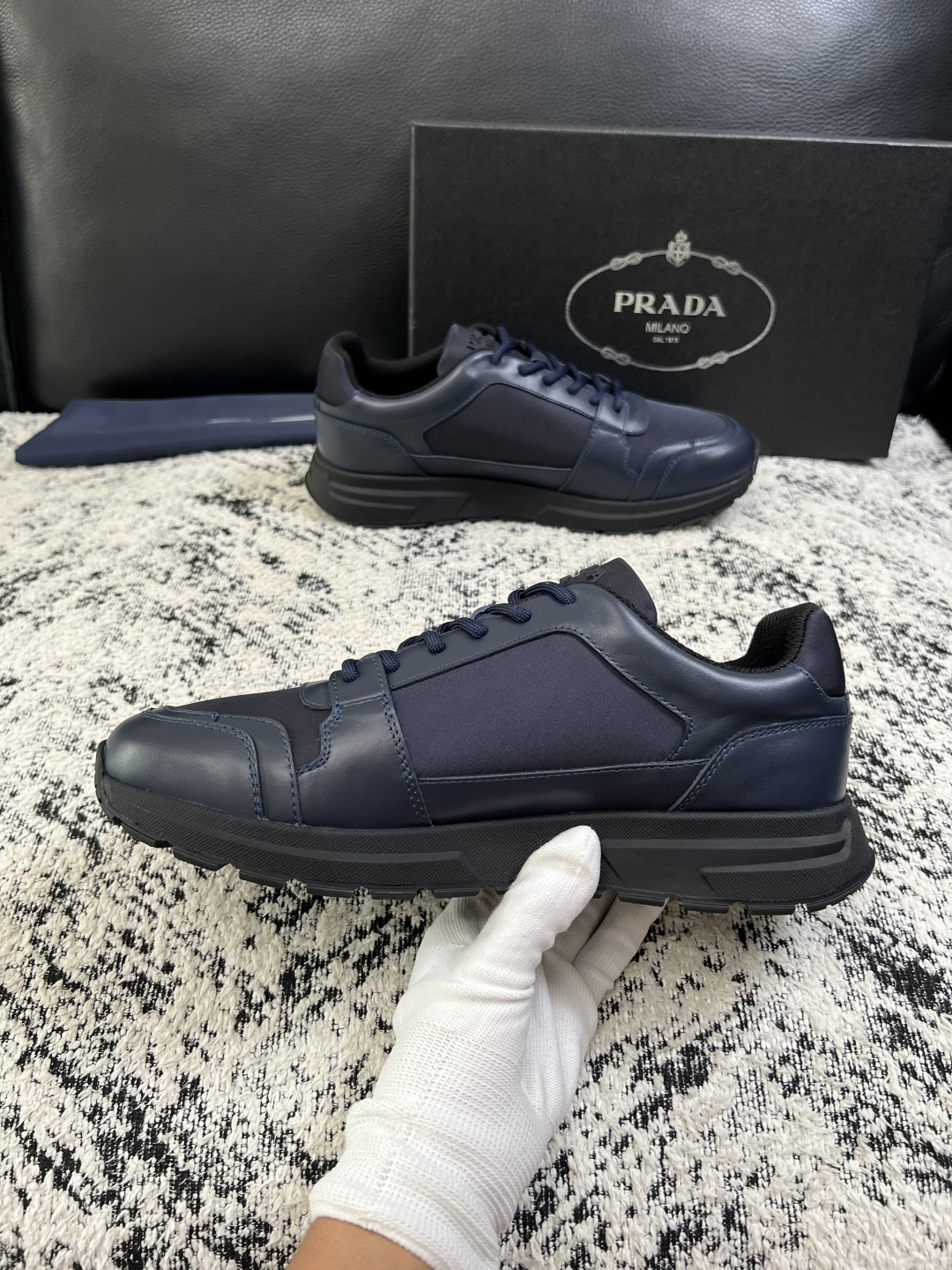Prada  顶级工艺品，普拉达 专柜同步，原厂配置意大利进口牛皮拼布面料，进口牛皮内里垫，透气舒适，鞋底：原厂特供原版