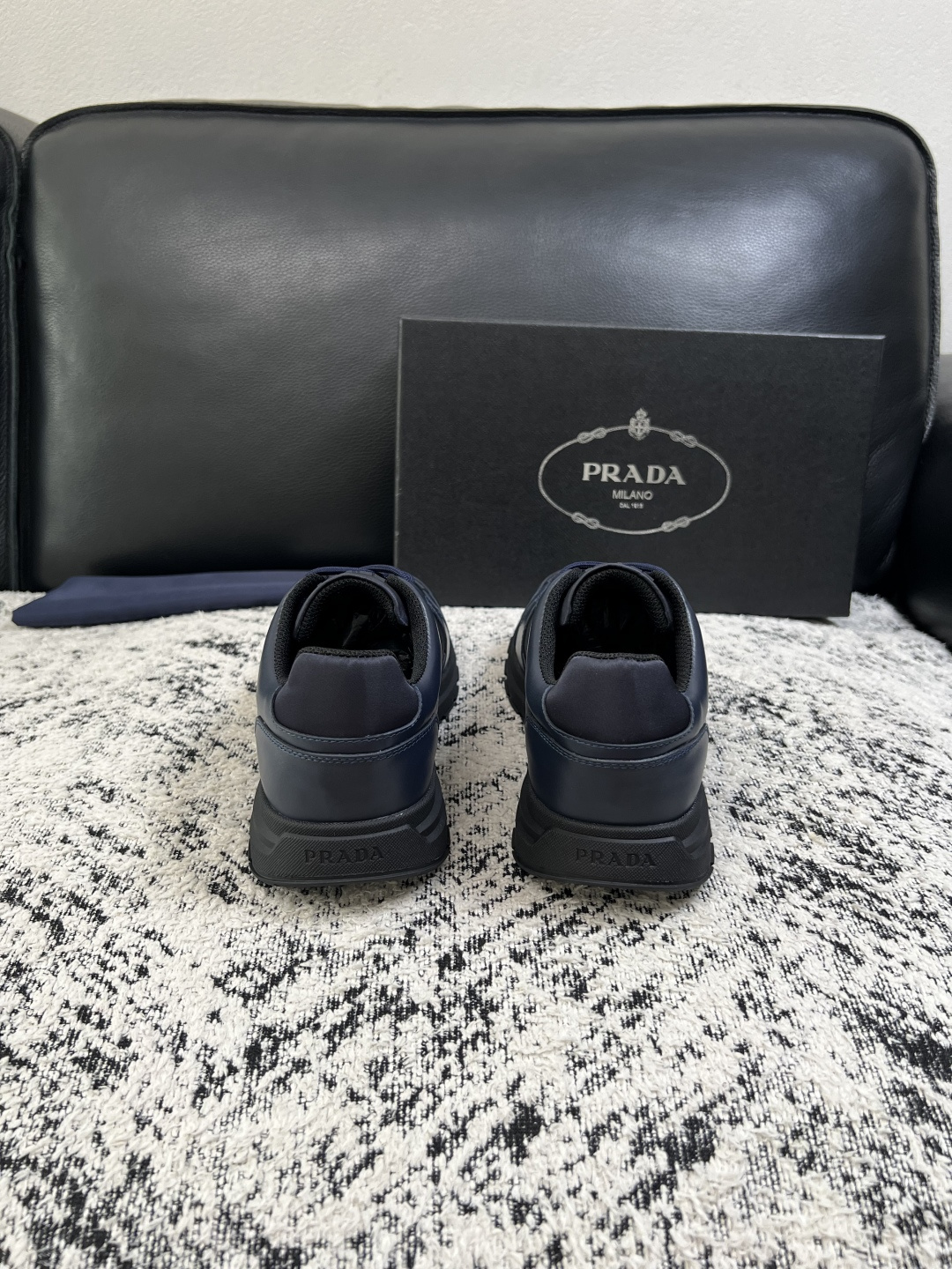 Prada  顶级工艺品，普拉达 专柜同步，原厂配置意大利进口牛皮拼布面料，进口牛皮内里垫，透气舒适，鞋底：原厂特供原版
