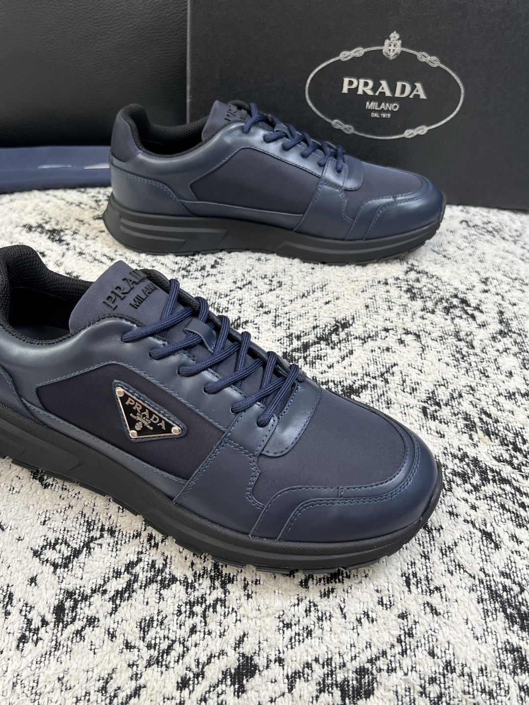 Prada  顶级工艺品，普拉达 专柜同步，原厂配置意大利进口牛皮拼布面料，进口牛皮内里垫，透气舒适，鞋底：原厂特供原版