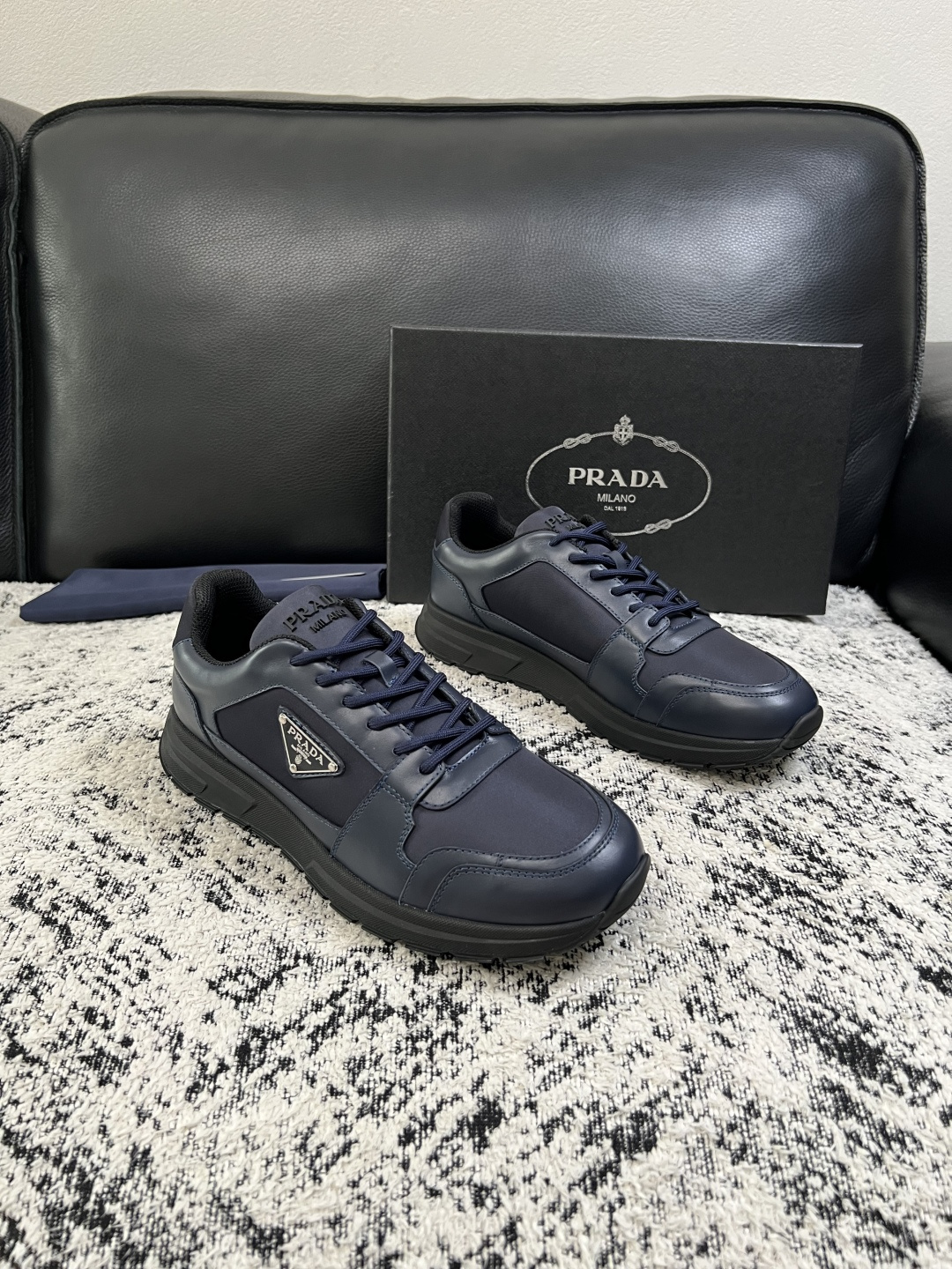 Prada  顶级工艺品，普拉达 专柜同步，原厂配置意大利进口牛皮拼布面料，进口牛皮内里垫，透气舒适，鞋底：原厂特供原版