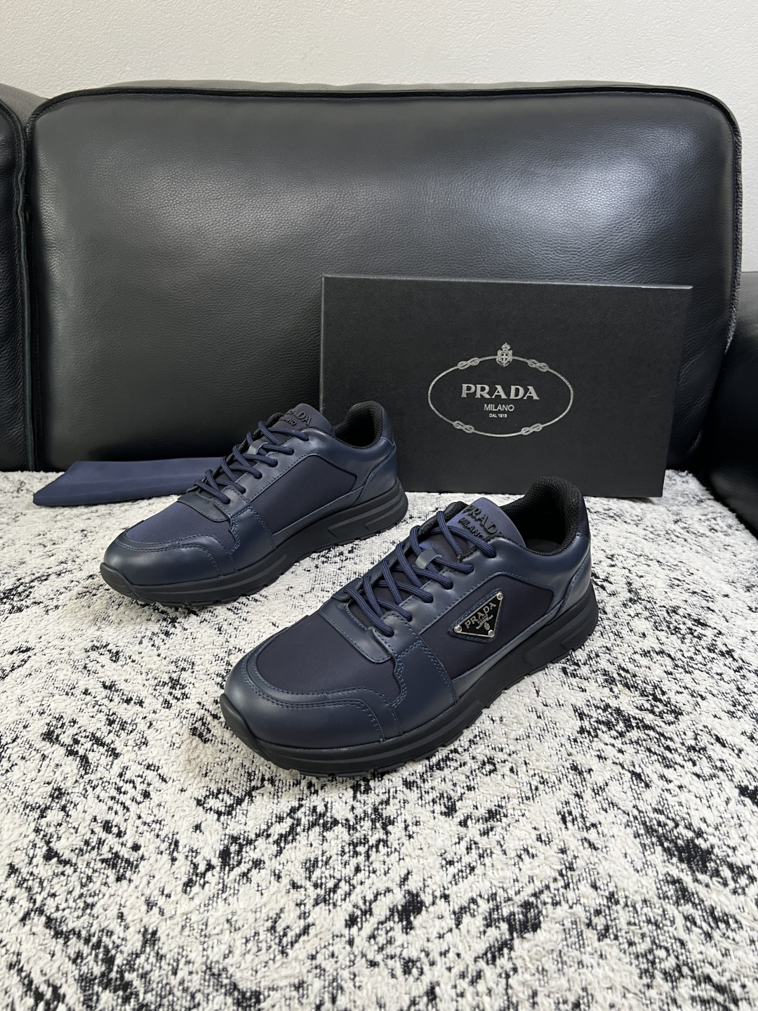 Prada  顶级工艺品，普拉达 专柜同步，原厂配置意大利进口牛皮拼布面料，进口牛皮内里垫，透气舒适，鞋底：原厂特供原版