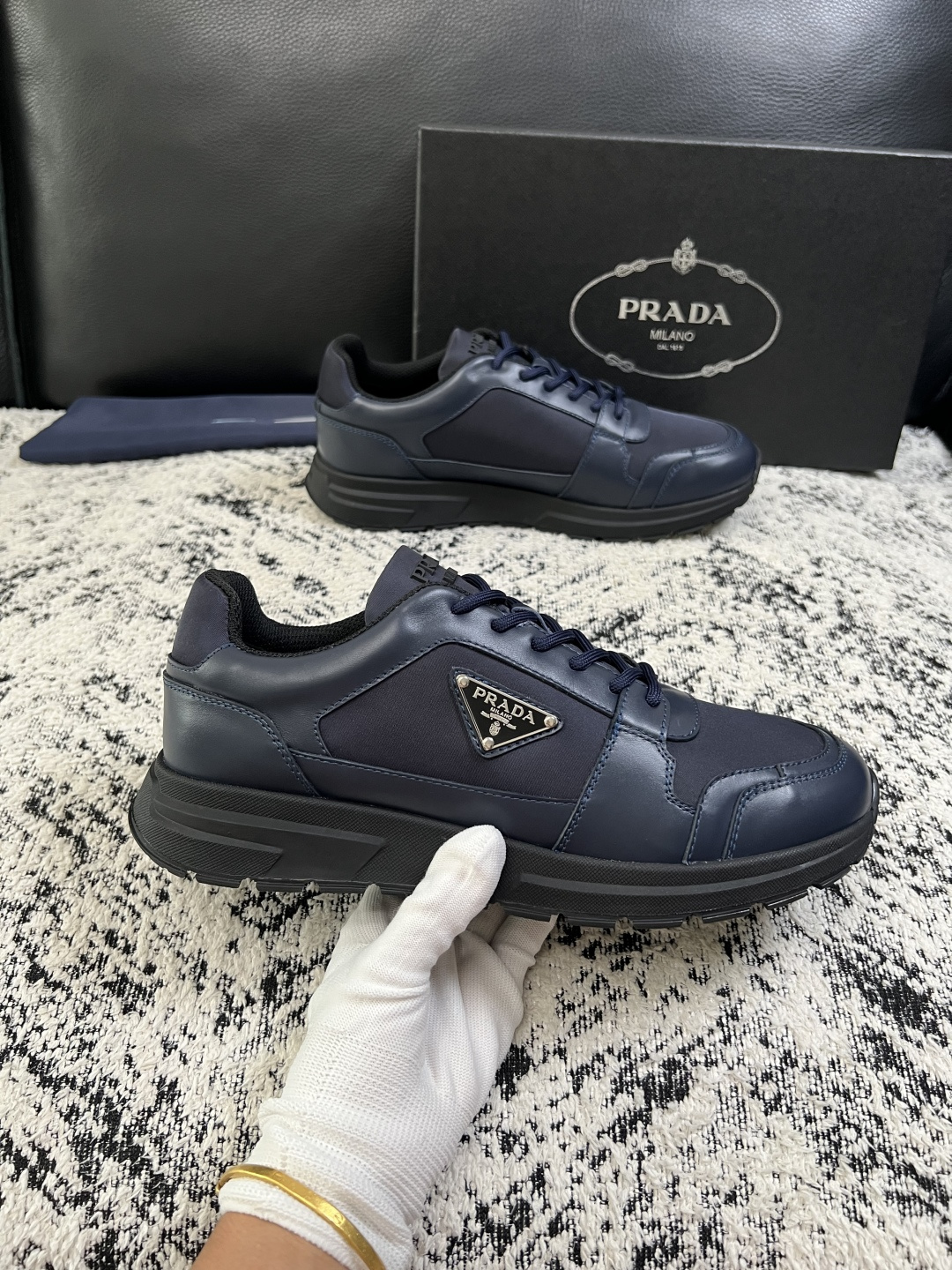 Prada  顶级工艺品，普拉达 专柜同步，原厂配置意大利进口牛皮拼布面料，进口牛皮内里垫，透气舒适，鞋底：原厂特供原版