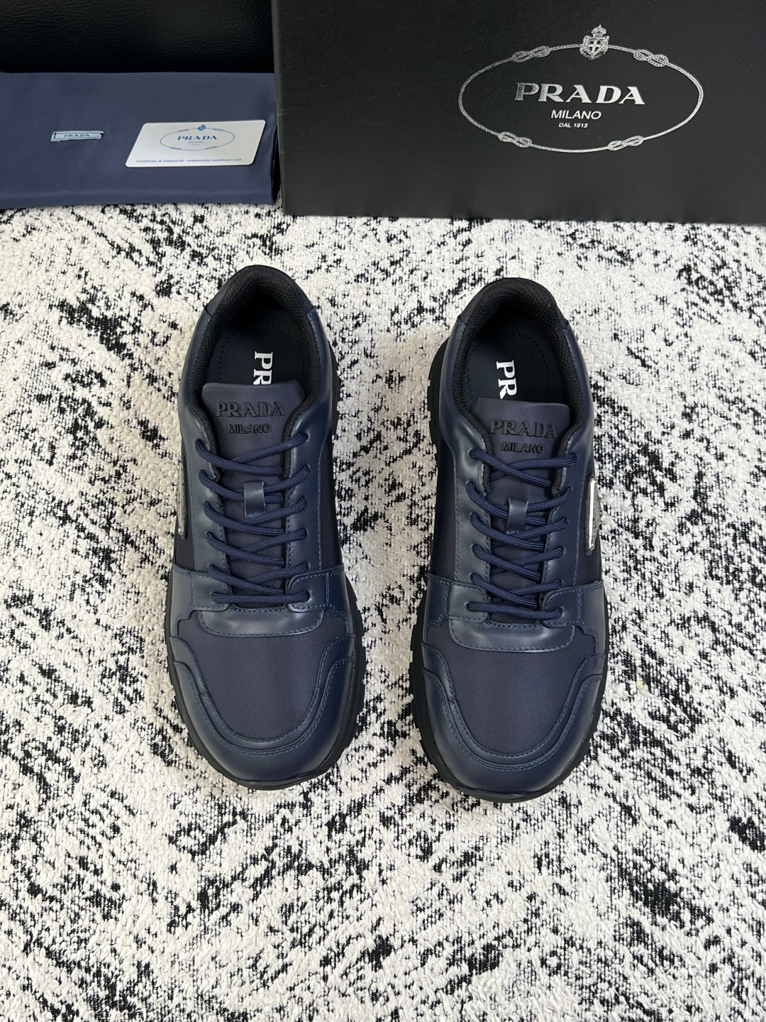 Prada  顶级工艺品，普拉达 专柜同步，原厂配置意大利进口牛皮拼布面料，进口牛皮内里垫，透气舒适，鞋底：原厂特供原版