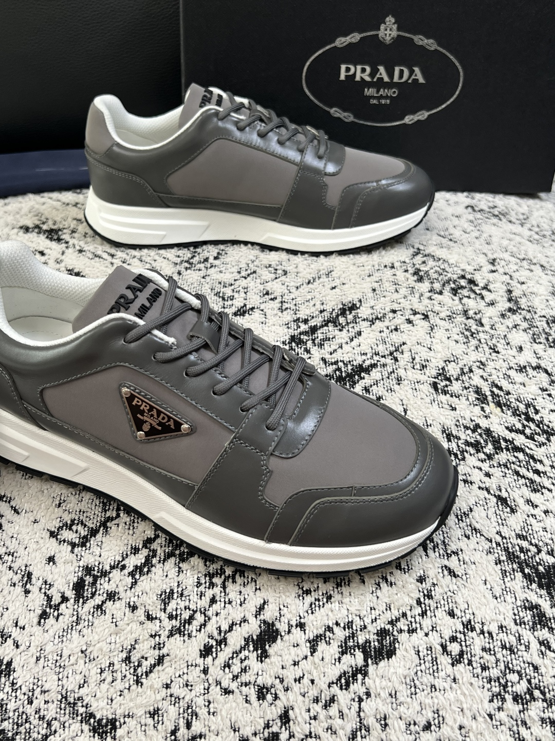 Prada  顶级工艺品，普拉达 专柜同步，原厂配置意大利进口牛皮拼布面料，进口牛皮内里垫，透气舒适，鞋底：原厂特供原版