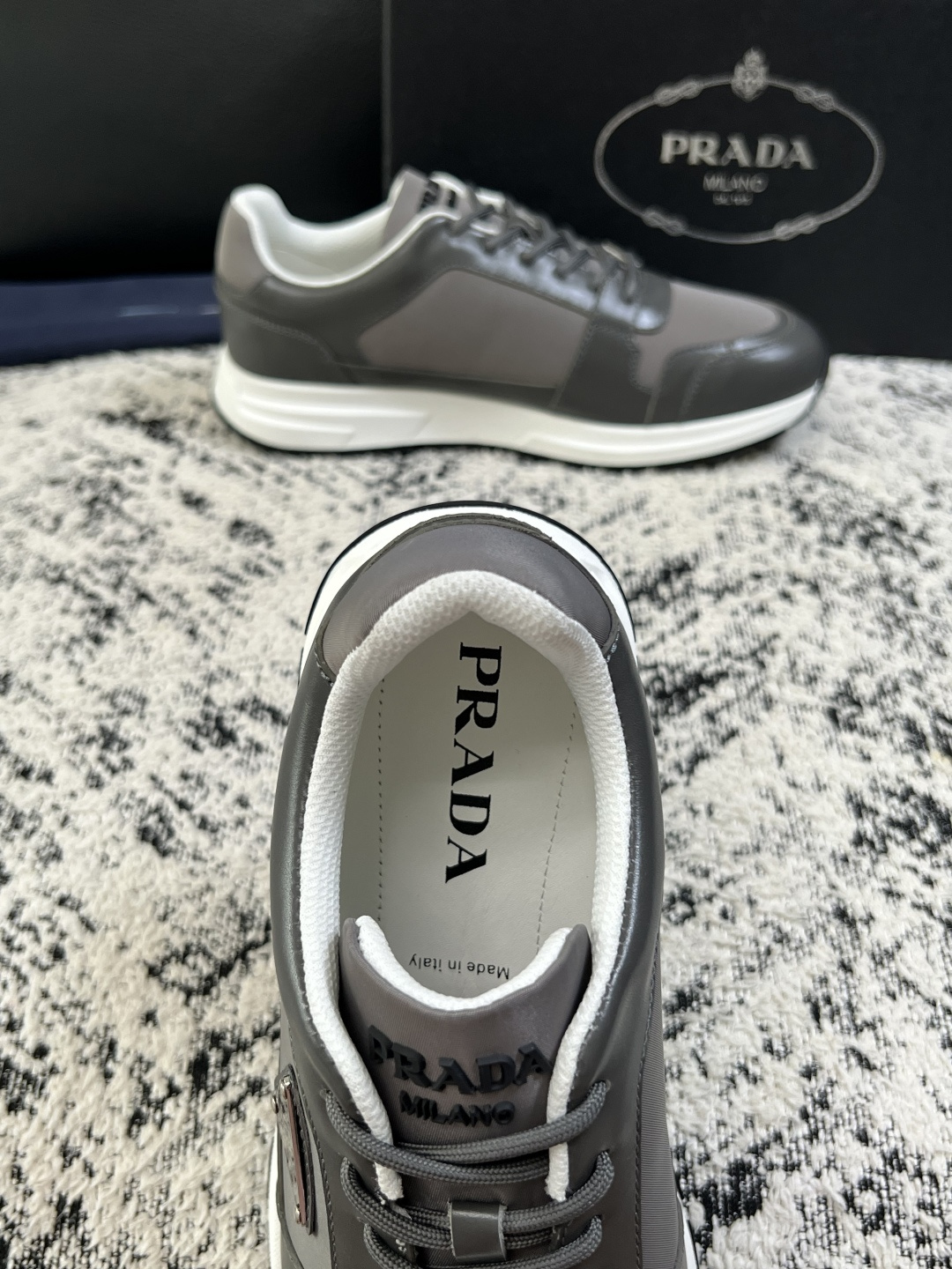Prada  顶级工艺品，普拉达 专柜同步，原厂配置意大利进口牛皮拼布面料，进口牛皮内里垫，透气舒适，鞋底：原厂特供原版
