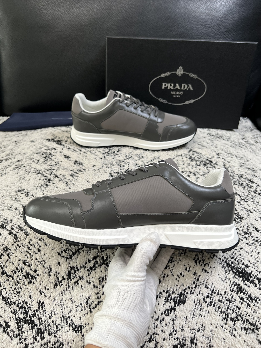 Prada  顶级工艺品，普拉达 专柜同步，原厂配置意大利进口牛皮拼布面料，进口牛皮内里垫，透气舒适，鞋底：原厂特供原版