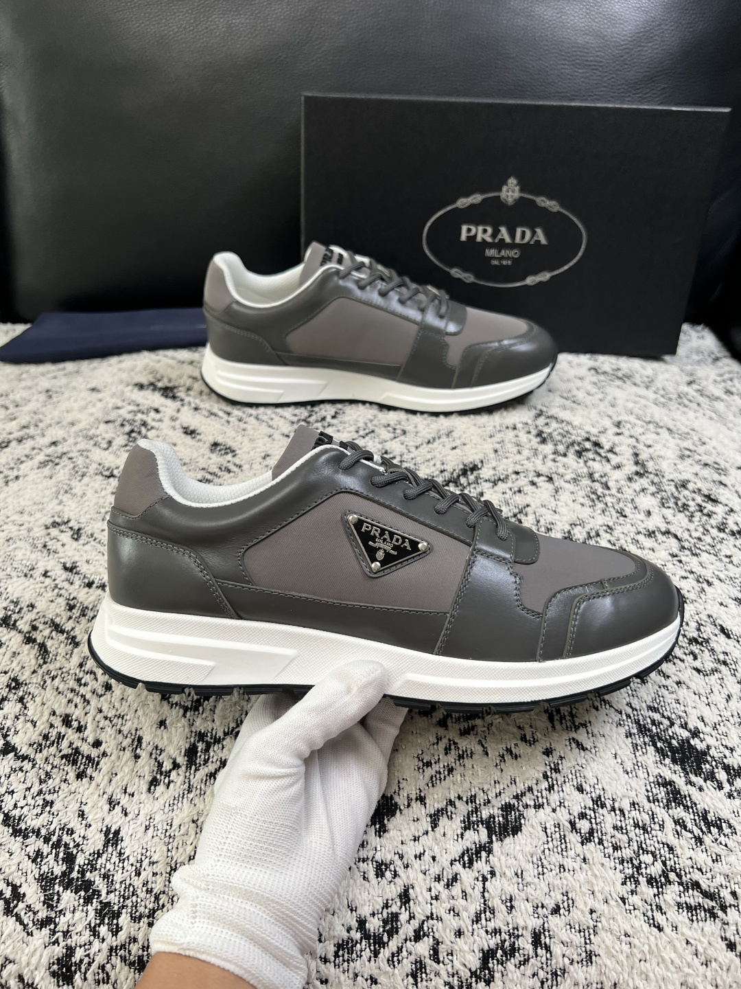 Prada  顶级工艺品，普拉达 专柜同步，原厂配置意大利进口牛皮拼布面料，进口牛皮内里垫，透气舒适，鞋底：原厂特供原版