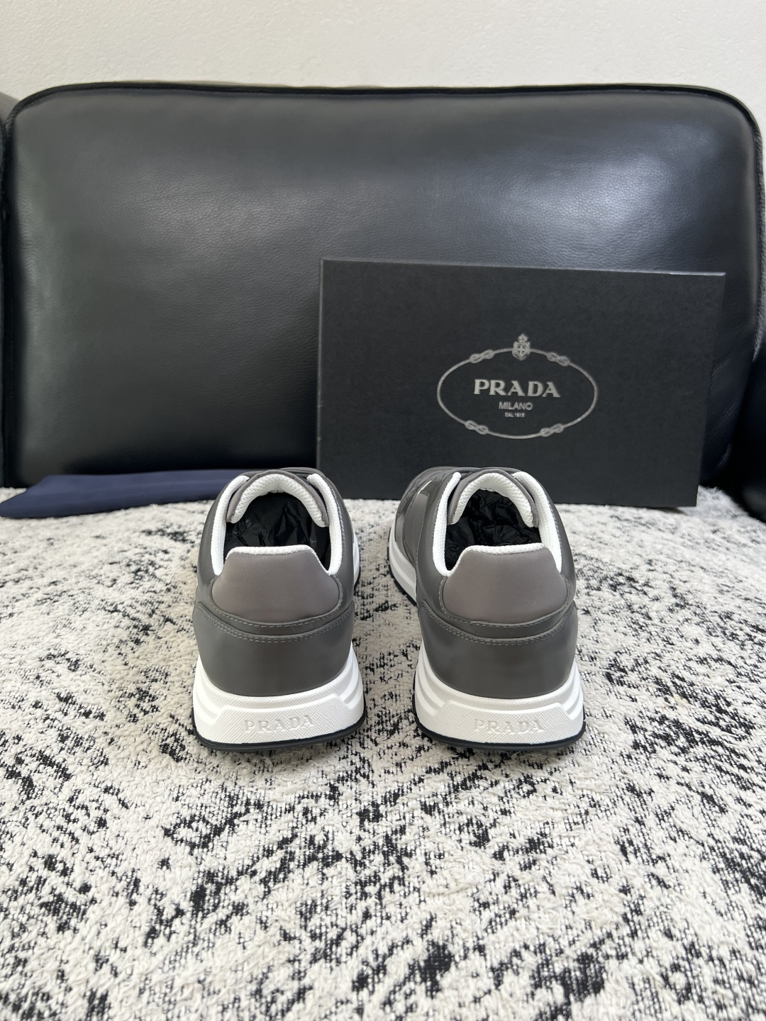 Prada  顶级工艺品，普拉达 专柜同步，原厂配置意大利进口牛皮拼布面料，进口牛皮内里垫，透气舒适，鞋底：原厂特供原版