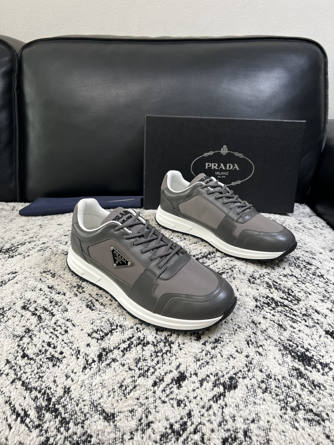 Prada  顶级工艺品，普拉达 专柜同步，原厂配置意大利进口牛皮拼布面料，进口牛皮内里垫，透气舒适，鞋底：原厂特供原版