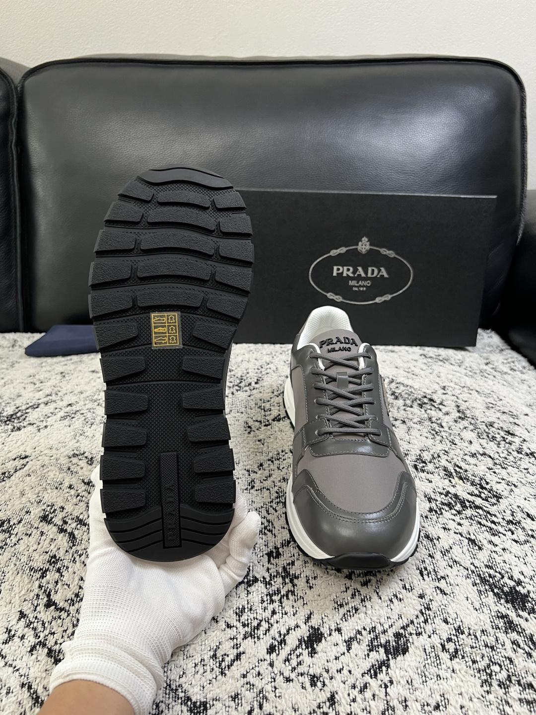 Prada  顶级工艺品，普拉达 专柜同步，原厂配置意大利进口牛皮拼布面料，进口牛皮内里垫，透气舒适，鞋底：原厂特供原版