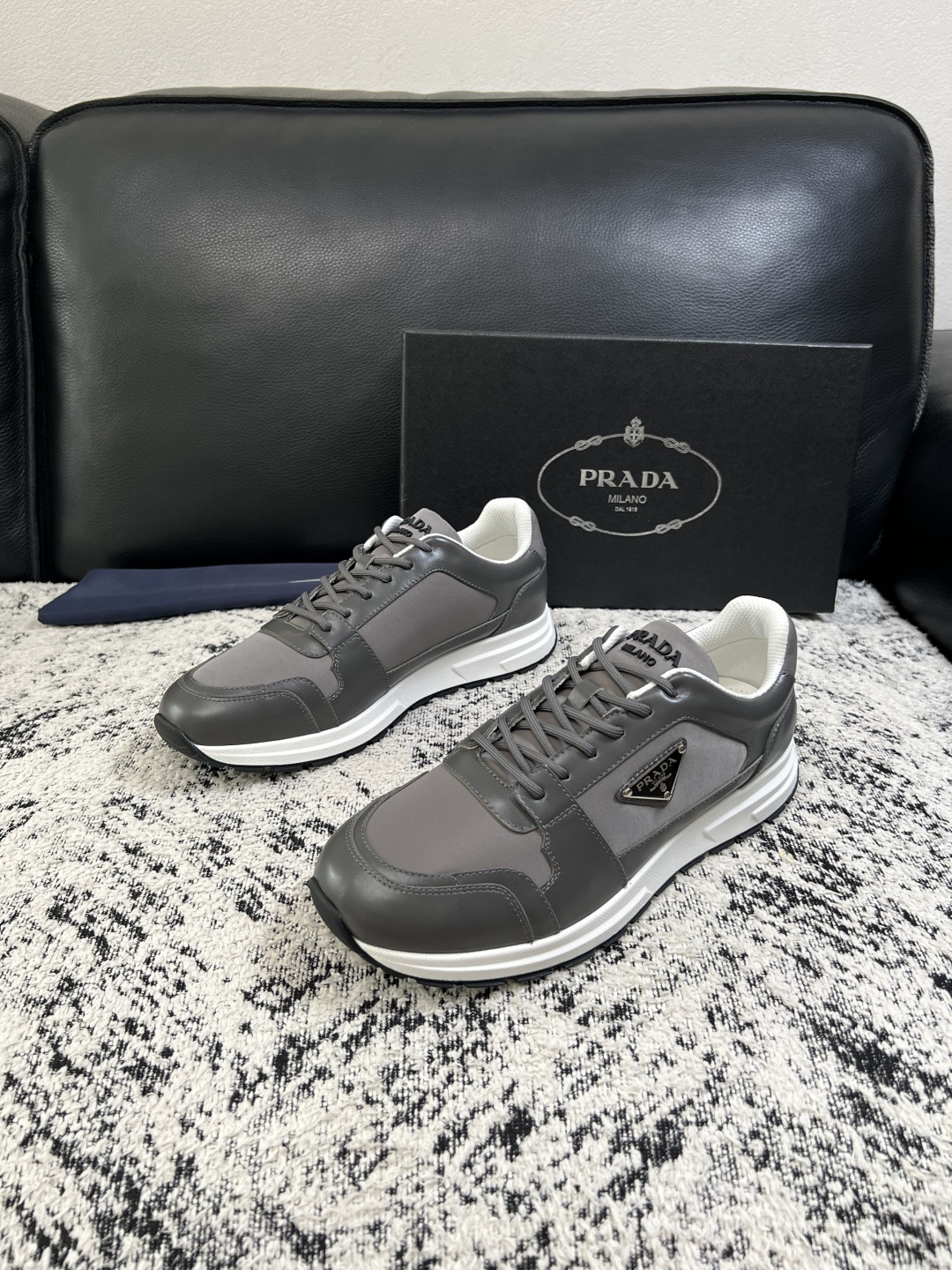 Prada  顶级工艺品，普拉达 专柜同步，原厂配置意大利进口牛皮拼布面料，进口牛皮内里垫，透气舒适，鞋底：原厂特供原版