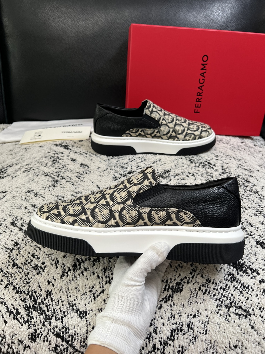Ferragamo  高品质  顶级工艺品  菲拉格慕   专柜同步发售原厂配置，意大利进口原版牛皮，进口水染牛里 ，鞋