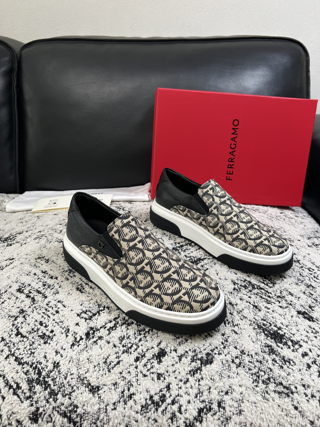 Ferragamo  高品质  顶级工艺品  菲拉格慕   专柜同步发售原厂配置，意大利进口原版牛皮，进口水染牛里 ，鞋