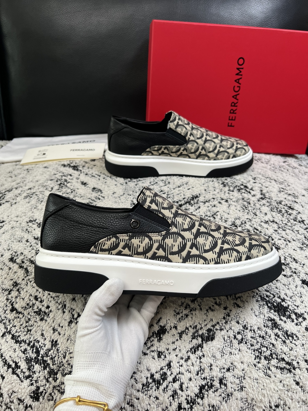 Ferragamo  高品质  顶级工艺品  菲拉格慕   专柜同步发售原厂配置，意大利进口原版牛皮，进口水染牛里 ，鞋