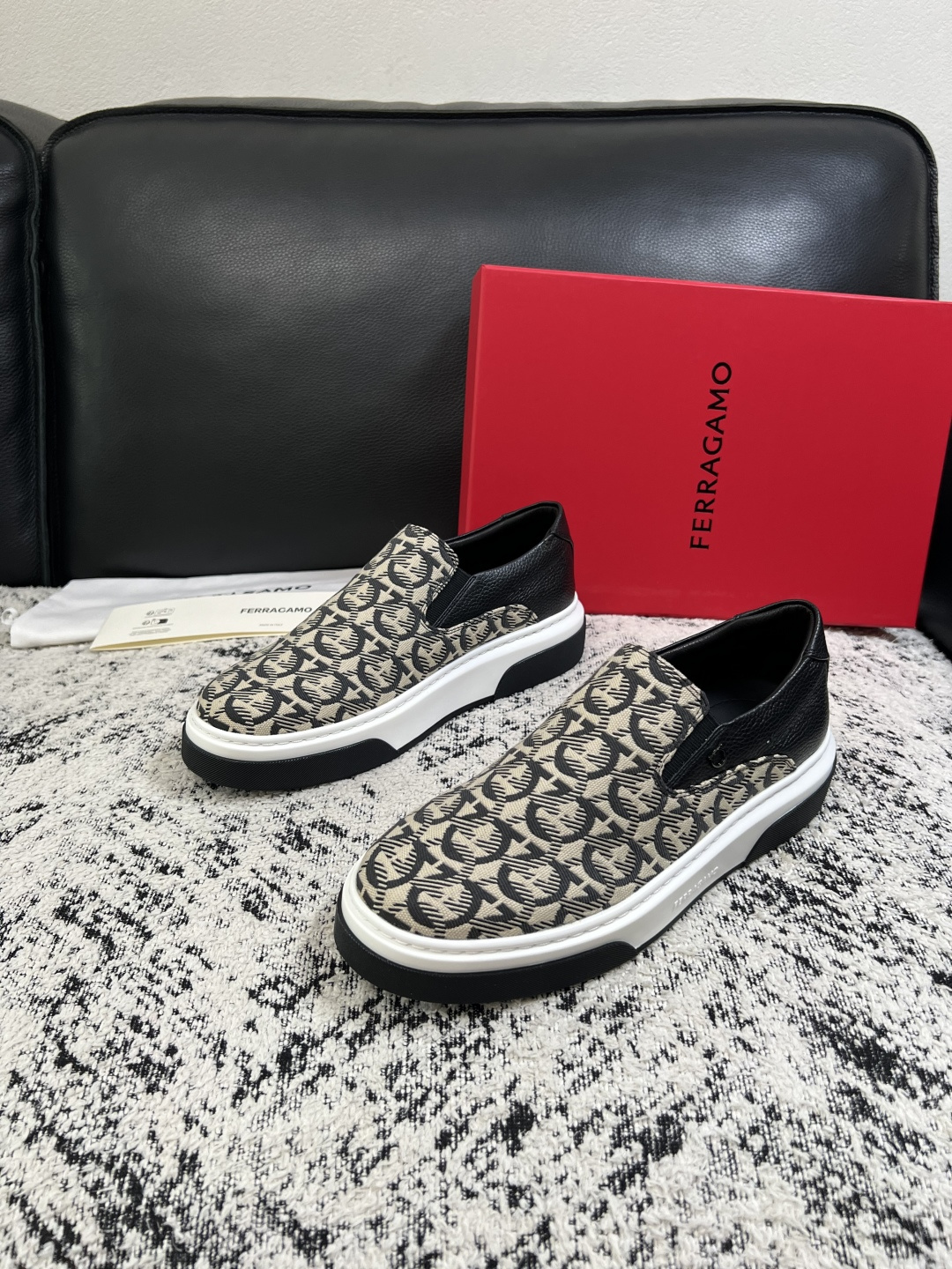 Ferragamo  高品质  顶级工艺品  菲拉格慕   专柜同步发售原厂配置，意大利进口原版牛皮，进口水染牛里 ，鞋