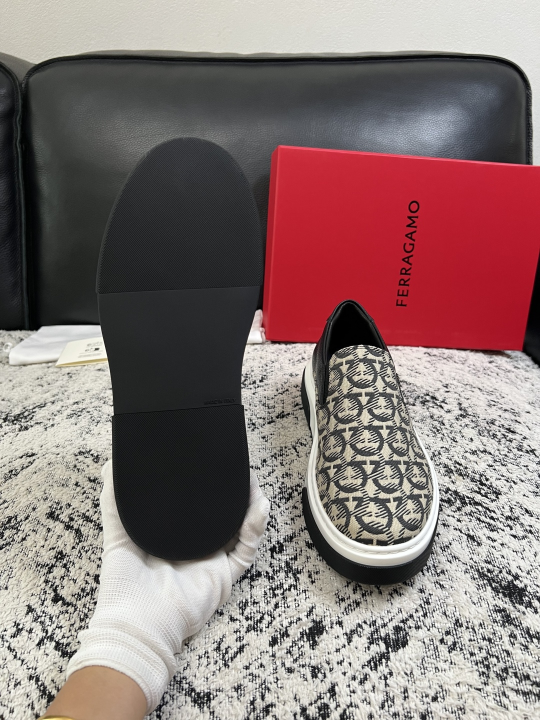Ferragamo  高品质  顶级工艺品  菲拉格慕   专柜同步发售原厂配置，意大利进口原版牛皮，进口水染牛里 ，鞋
