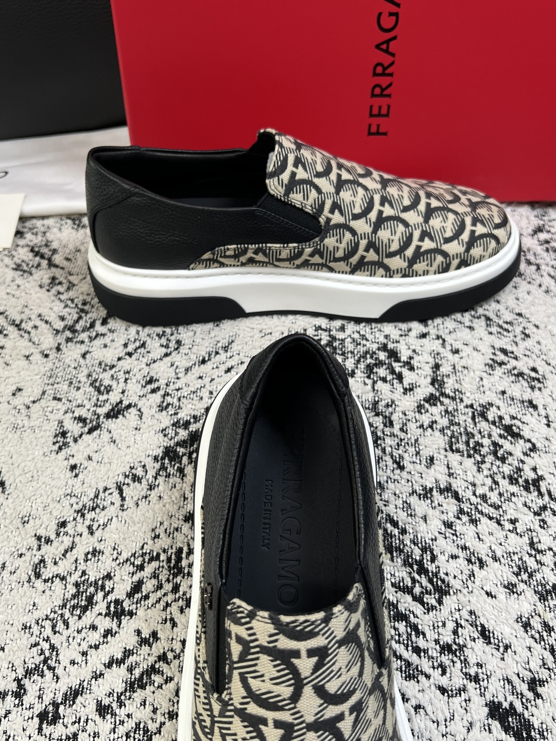 Ferragamo  高品质  顶级工艺品  菲拉格慕   专柜同步发售原厂配置，意大利进口原版牛皮，进口水染牛里 ，鞋