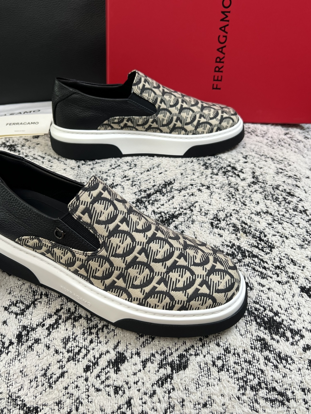 Ferragamo  高品质  顶级工艺品  菲拉格慕   专柜同步发售原厂配置，意大利进口原版牛皮，进口水染牛里 ，鞋