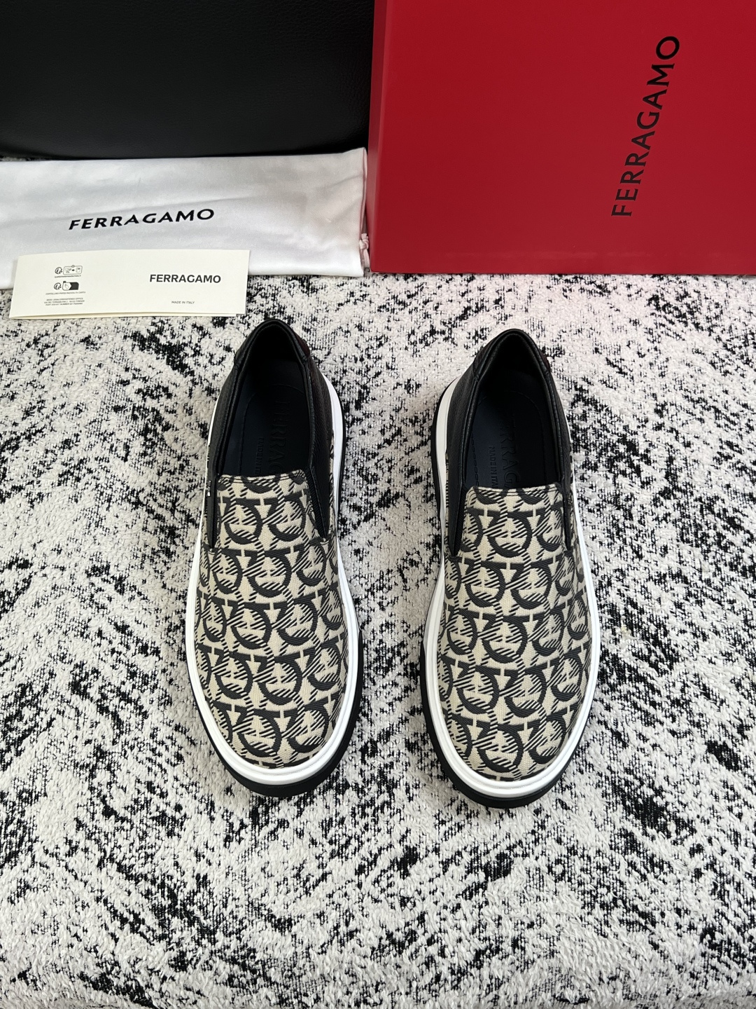 Ferragamo  高品质  顶级工艺品  菲拉格慕   专柜同步发售原厂配置，意大利进口原版牛皮，进口水染牛里 ，鞋