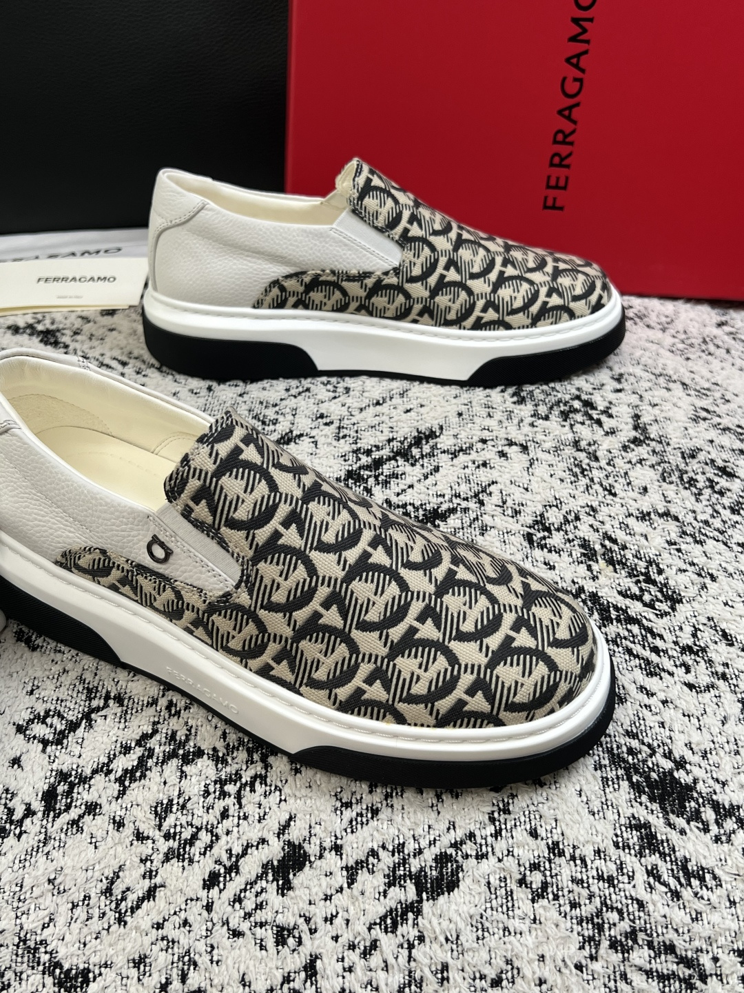 Ferragamo  高品质  顶级工艺品  菲拉格慕   专柜同步发售原厂配置，意大利进口原版牛皮，进口水染牛里 ，鞋