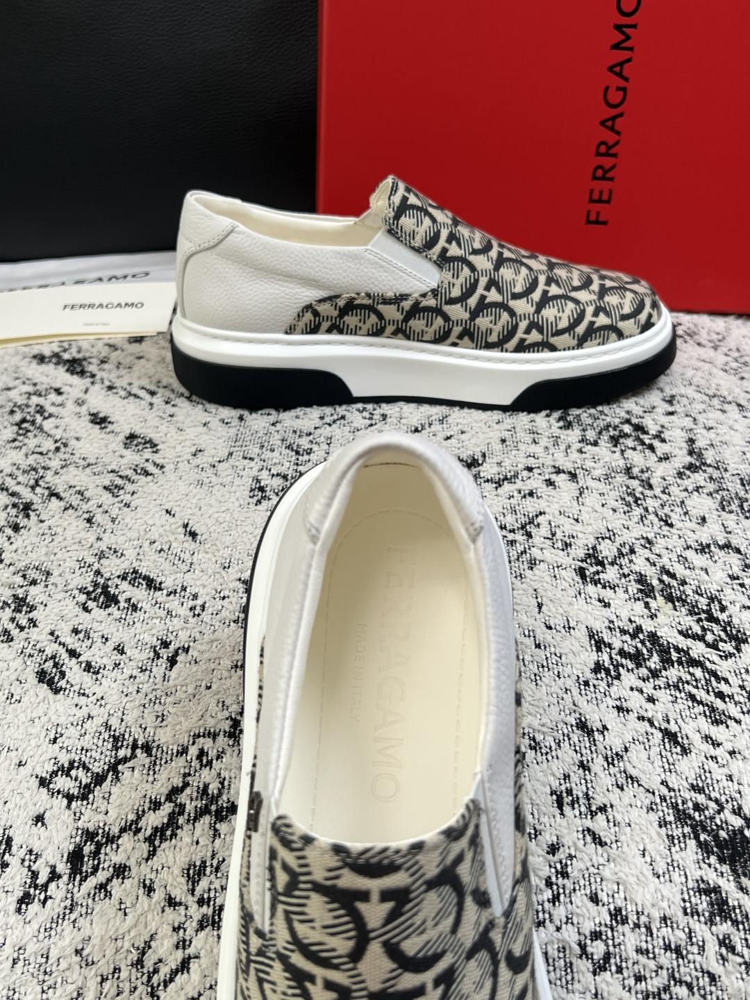 Ferragamo  高品质  顶级工艺品  菲拉格慕   专柜同步发售原厂配置，意大利进口原版牛皮，进口水染牛里 ，鞋