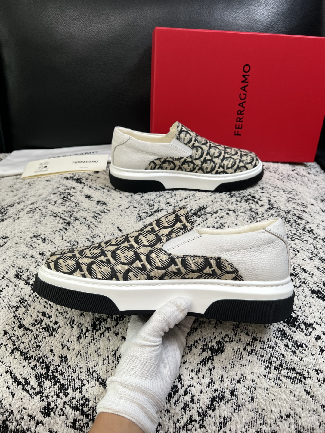 Ferragamo  高品质  顶级工艺品  菲拉格慕   专柜同步发售原厂配置，意大利进口原版牛皮，进口水染牛里 ，鞋