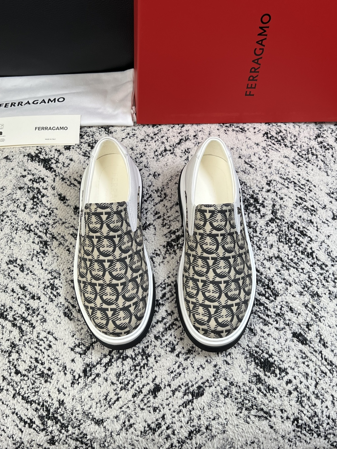 Ferragamo  高品质  顶级工艺品  菲拉格慕   专柜同步发售原厂配置，意大利进口原版牛皮，进口水染牛里 ，鞋