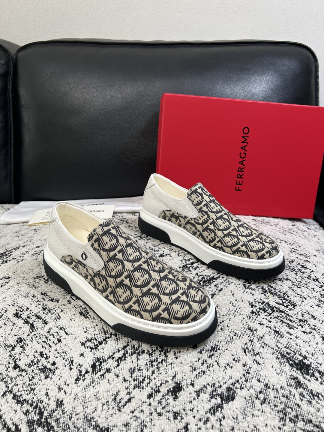 Ferragamo  高品质  顶级工艺品  菲拉格慕   专柜同步发售原厂配置，意大利进口原版牛皮，进口水染牛里 ，鞋
