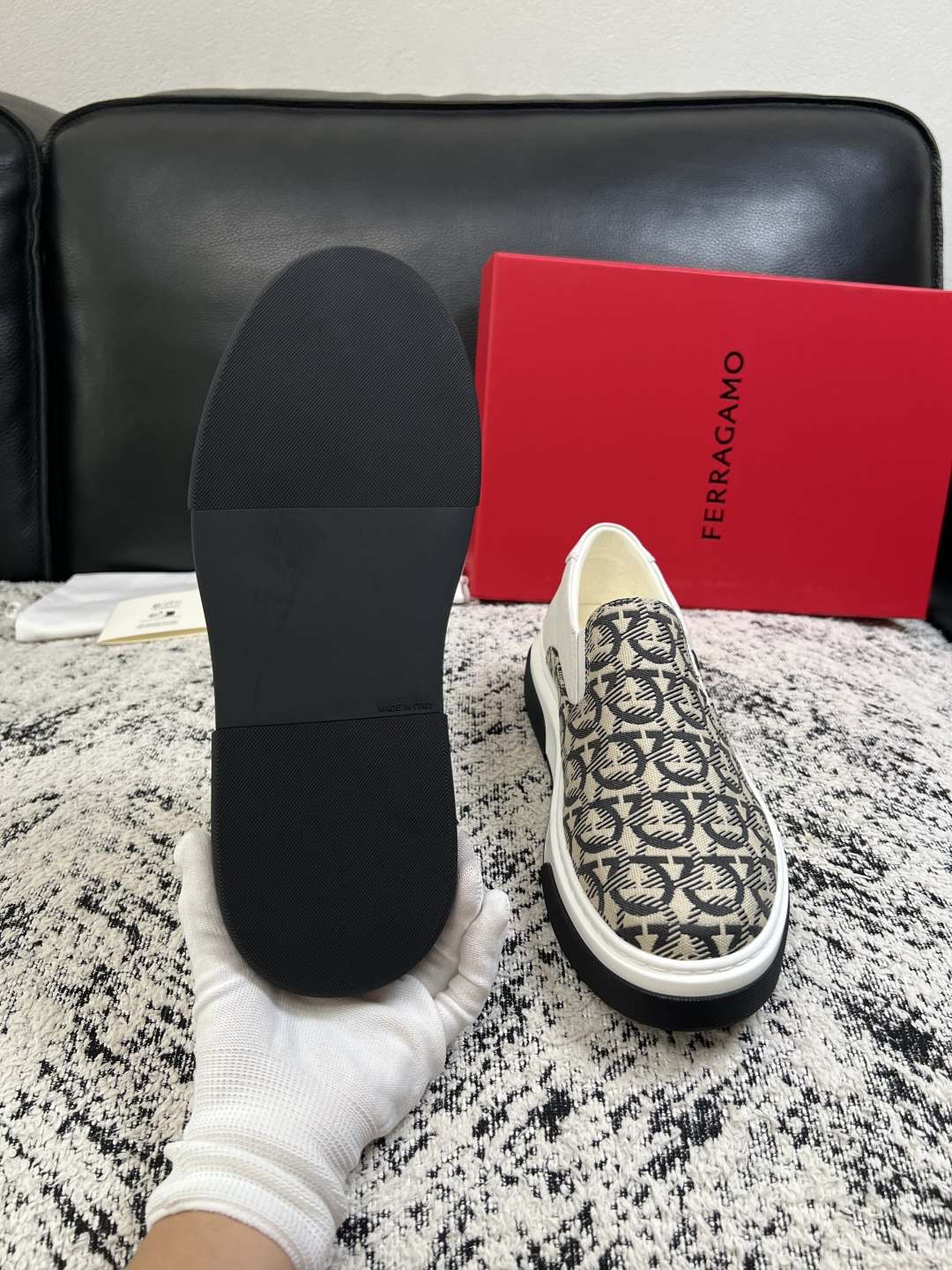 Ferragamo  高品质  顶级工艺品  菲拉格慕   专柜同步发售原厂配置，意大利进口原版牛皮，进口水染牛里 ，鞋