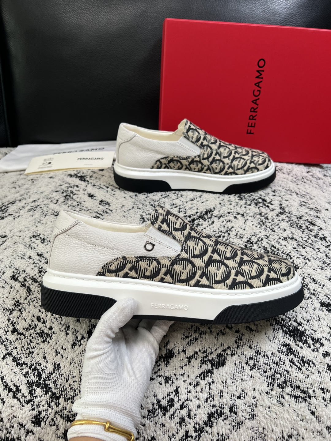 Ferragamo  高品质  顶级工艺品  菲拉格慕   专柜同步发售原厂配置，意大利进口原版牛皮，进口水染牛里 ，鞋