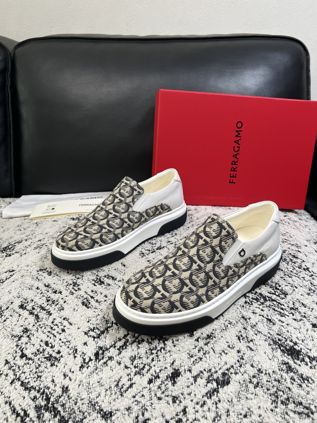 Ferragamo  高品质  顶级工艺品  菲拉格慕   专柜同步发售原厂配置，意大利进口原版牛皮，进口水染牛里 ，鞋