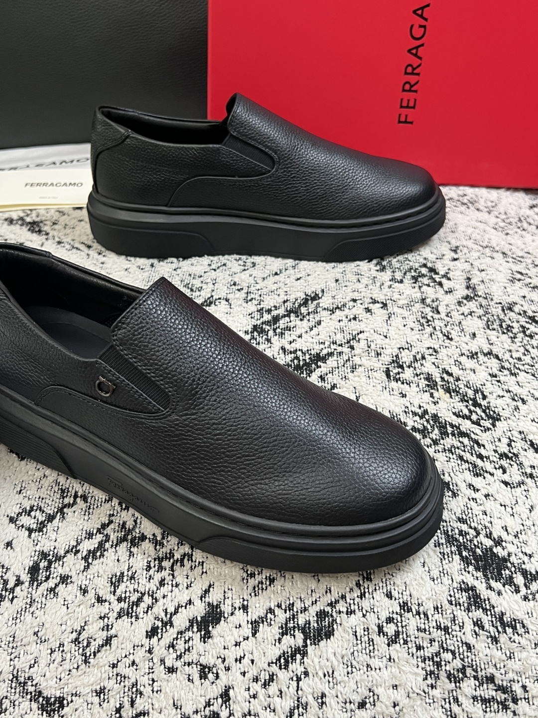 Ferragamo  高品质  顶级工艺品  菲拉格慕   专柜同步发售原厂配置，意大利进口原版牛皮，进口水染牛里 ，鞋