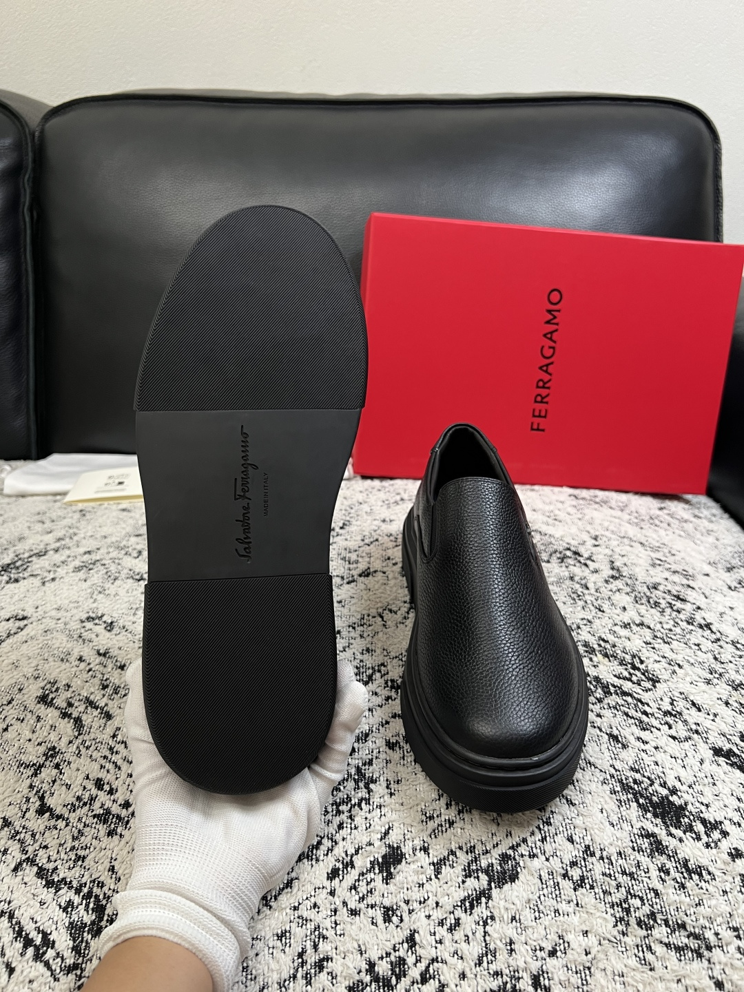 Ferragamo  高品质  顶级工艺品  菲拉格慕   专柜同步发售原厂配置，意大利进口原版牛皮，进口水染牛里 ，鞋