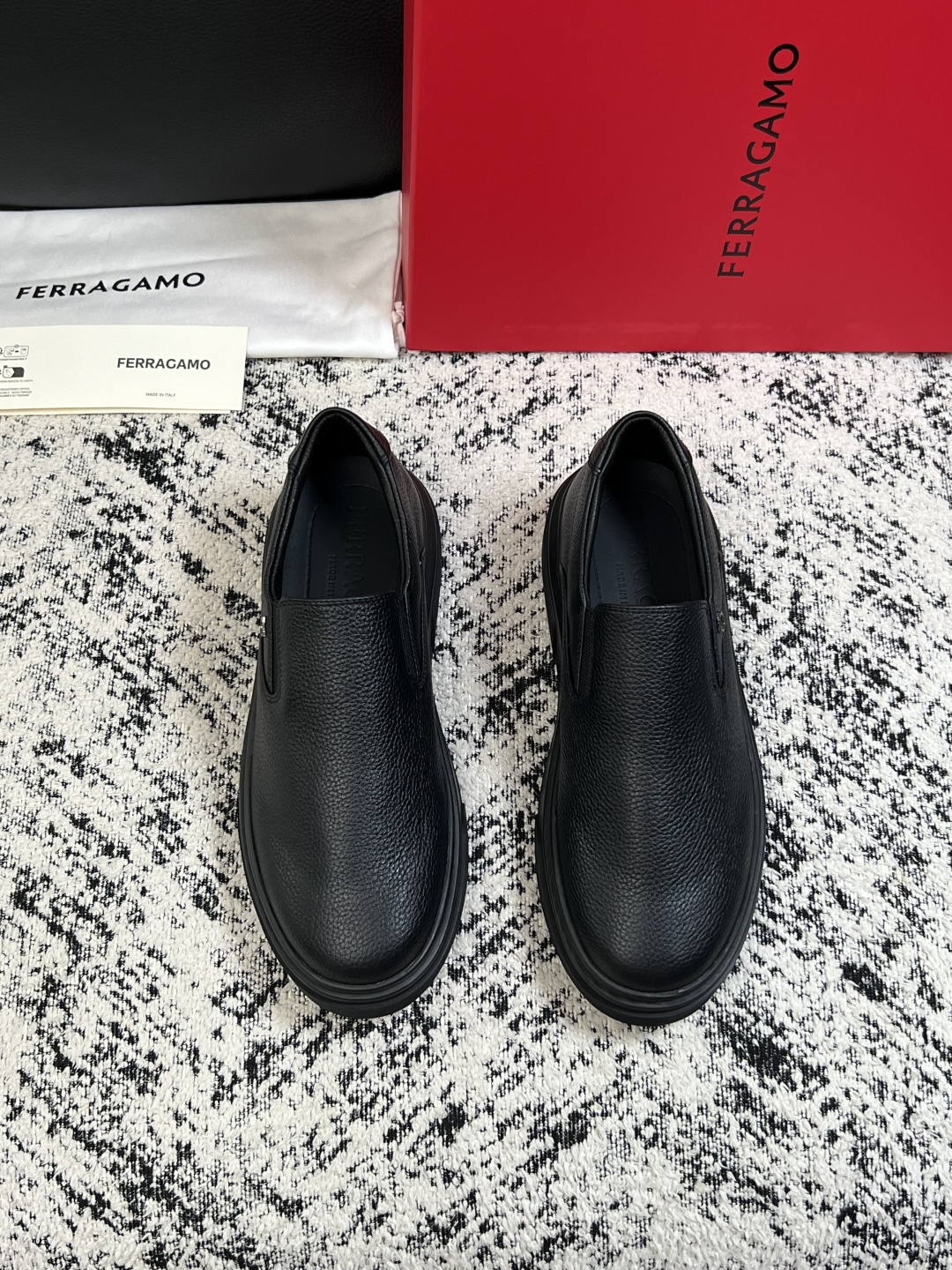 Ferragamo  高品质  顶级工艺品  菲拉格慕   专柜同步发售原厂配置，意大利进口原版牛皮，进口水染牛里 ，鞋