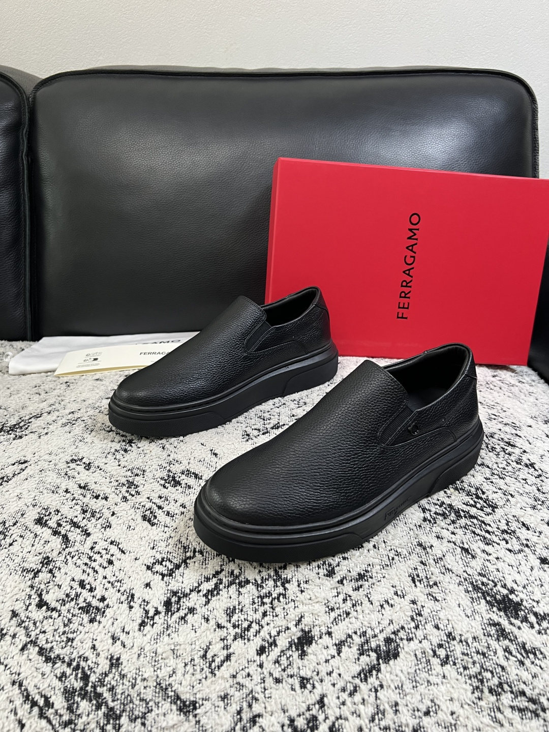 Ferragamo  高品质  顶级工艺品  菲拉格慕   专柜同步发售原厂配置，意大利进口原版牛皮，进口水染牛里 ，鞋