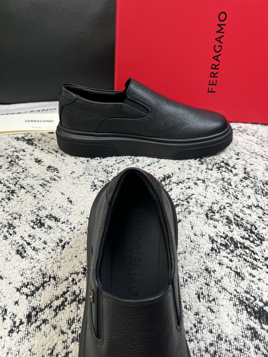 Ferragamo  高品质  顶级工艺品  菲拉格慕   专柜同步发售原厂配置，意大利进口原版牛皮，进口水染牛里 ，鞋