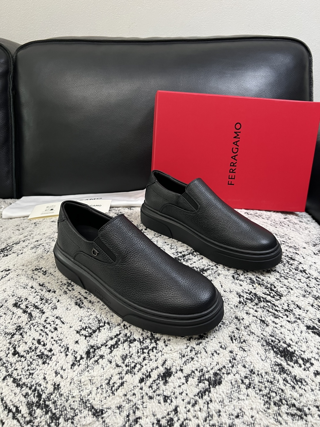 Ferragamo  高品质  顶级工艺品  菲拉格慕   专柜同步发售原厂配置，意大利进口原版牛皮，进口水染牛里 ，鞋