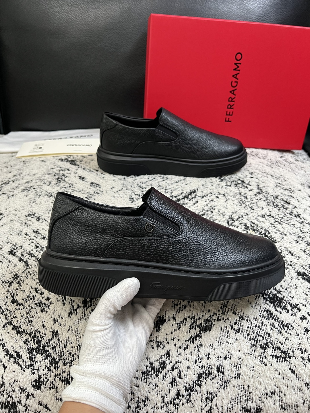 Ferragamo  高品质  顶级工艺品  菲拉格慕   专柜同步发售原厂配置，意大利进口原版牛皮，进口水染牛里 ，鞋