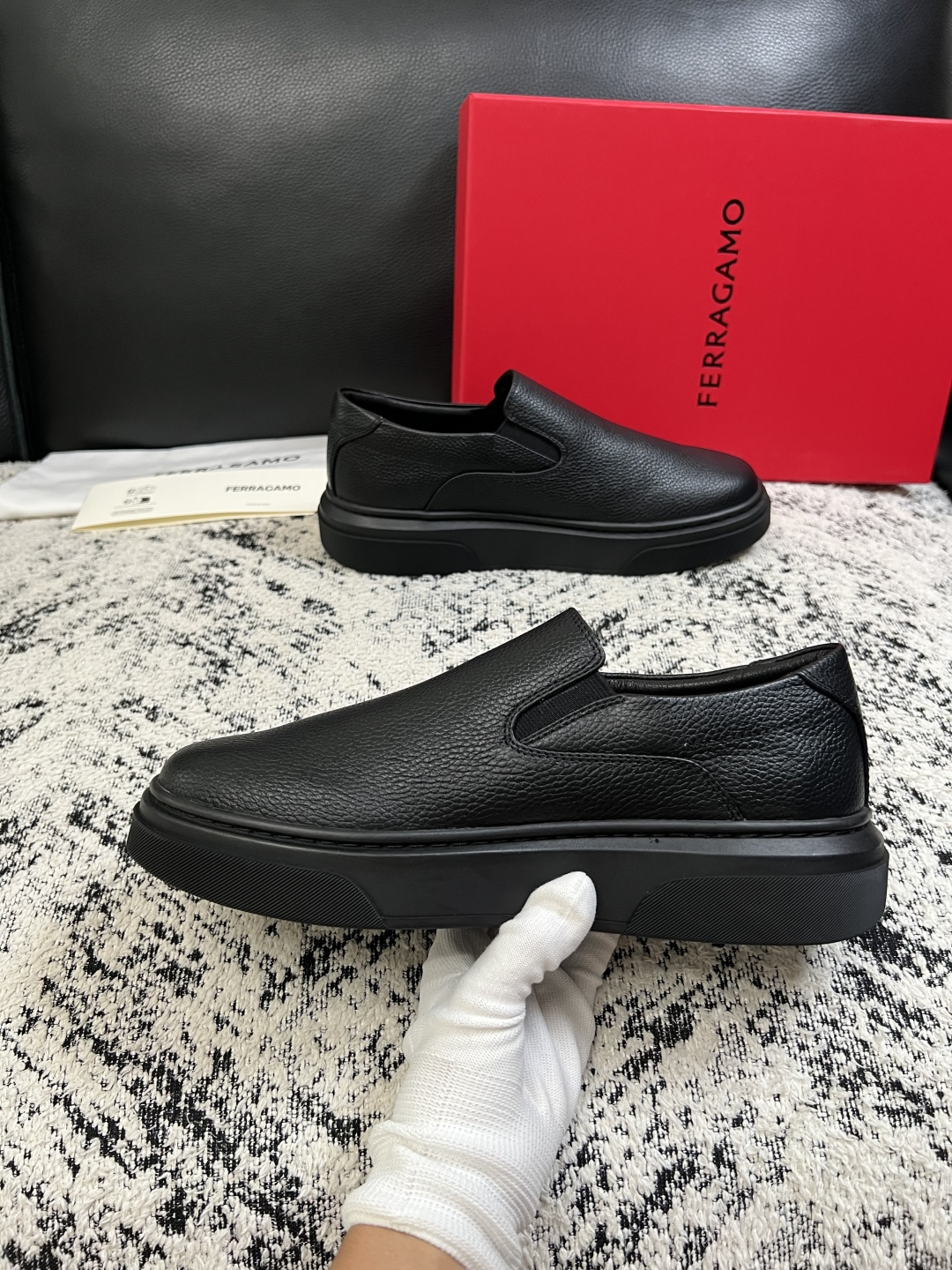 Ferragamo  高品质  顶级工艺品  菲拉格慕   专柜同步发售原厂配置，意大利进口原版牛皮，进口水染牛里 ，鞋
