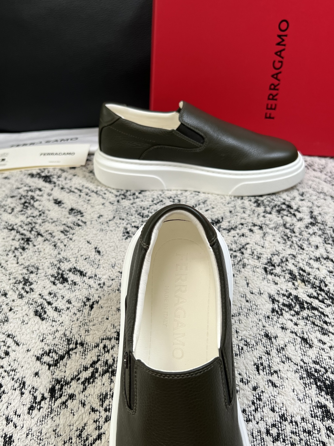 Ferragamo  高品质  顶级工艺品  菲拉格慕   专柜同步发售原厂配置，意大利进口原版牛皮，进口水染牛里 ，鞋