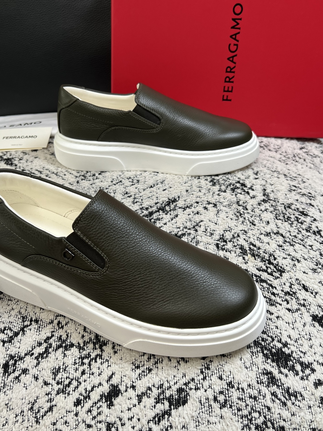 Ferragamo  高品质  顶级工艺品  菲拉格慕   专柜同步发售原厂配置，意大利进口原版牛皮，进口水染牛里 ，鞋